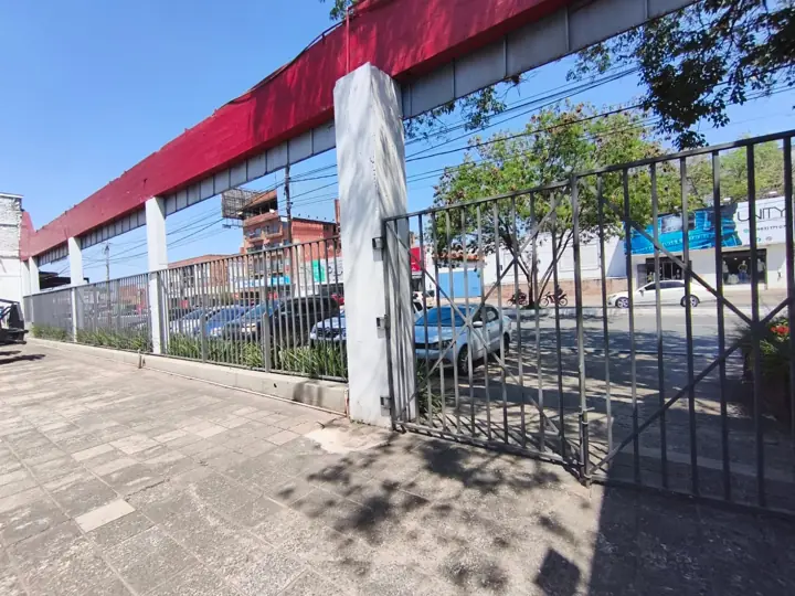 Frente del inmueble con portón sobre Av. Eusebio Ayala