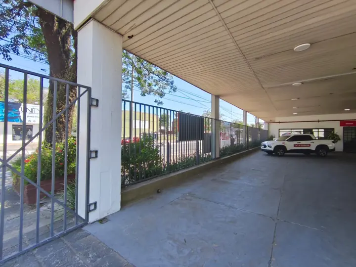 Galería cubierta de acceso desde la avenida