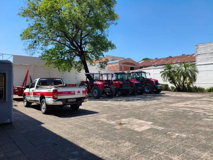 Patio interno con árboles y espacio de estacionamiento