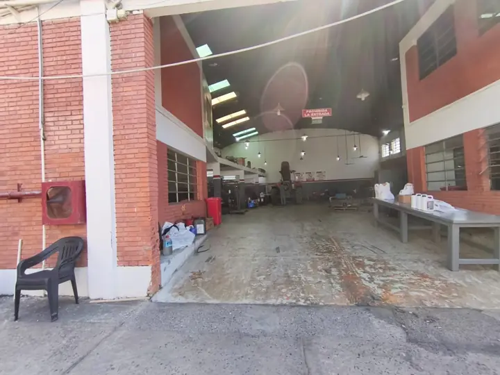 Galpón principal con acceso vehicular